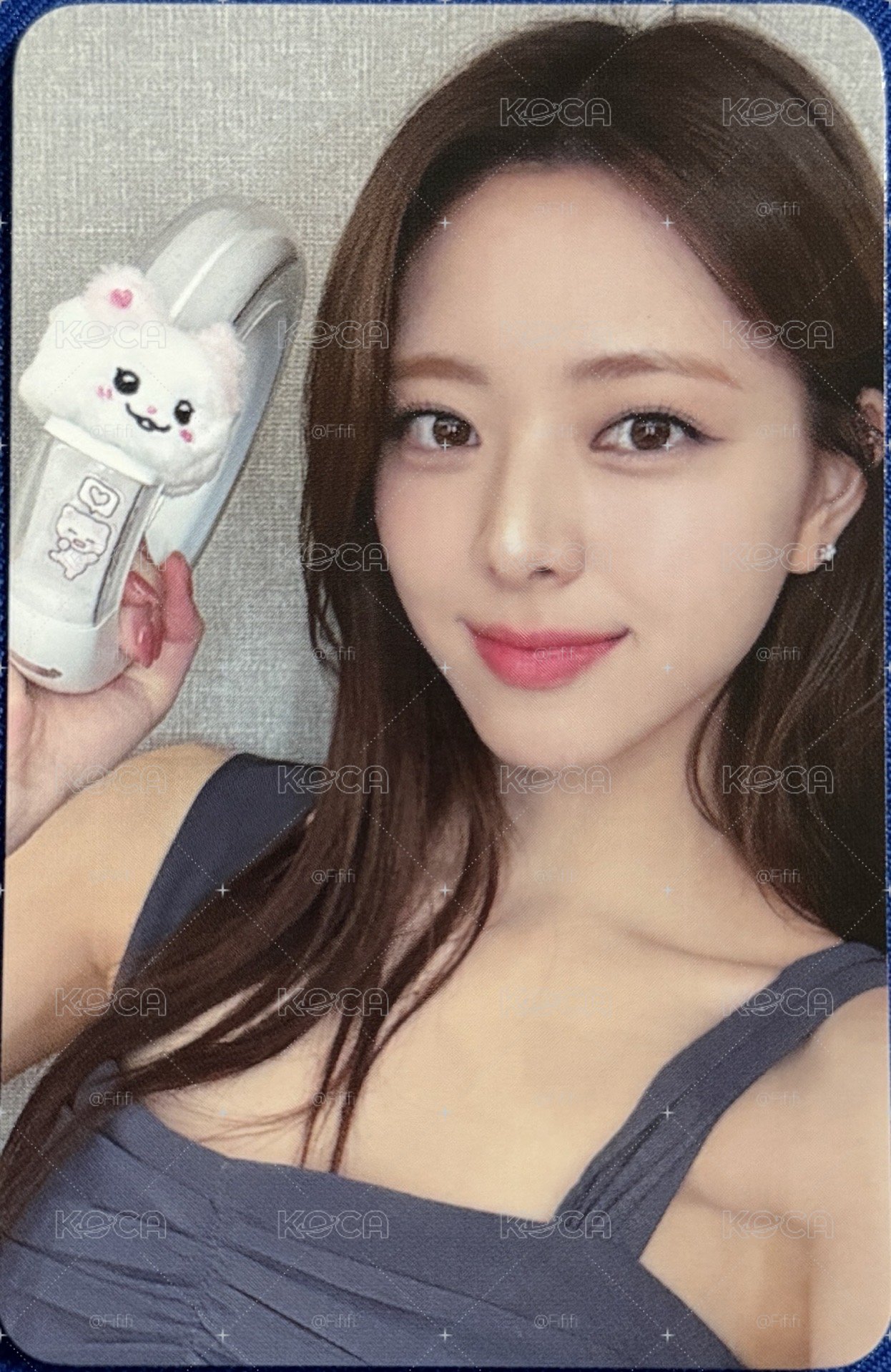 Itzy Yuna 手燈卡娜