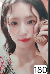 Miyeon（中右）