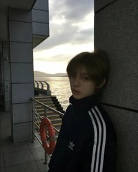 闆YI