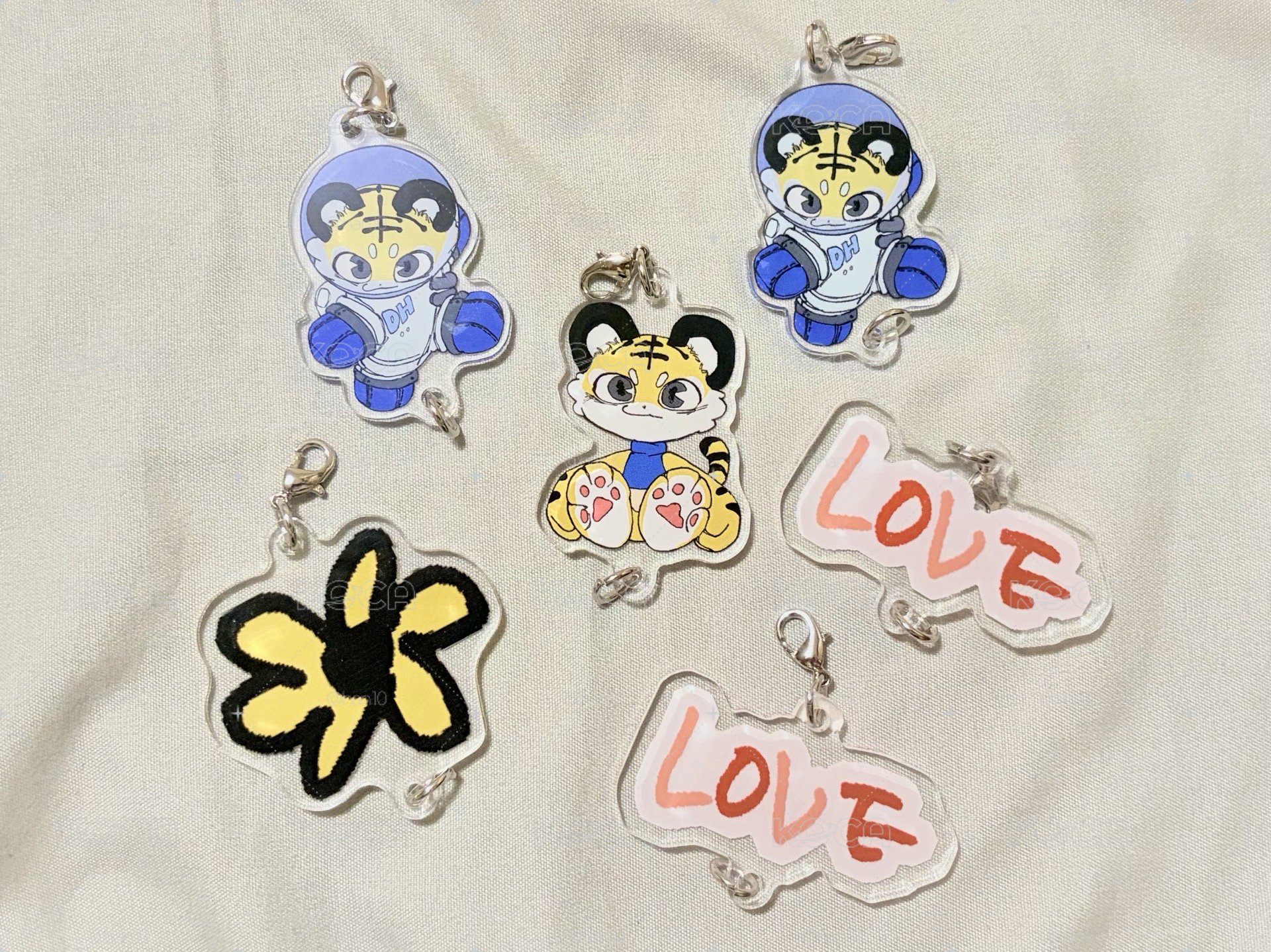 東海 ALIVE 日週 壓克力吊飾 LOVE
