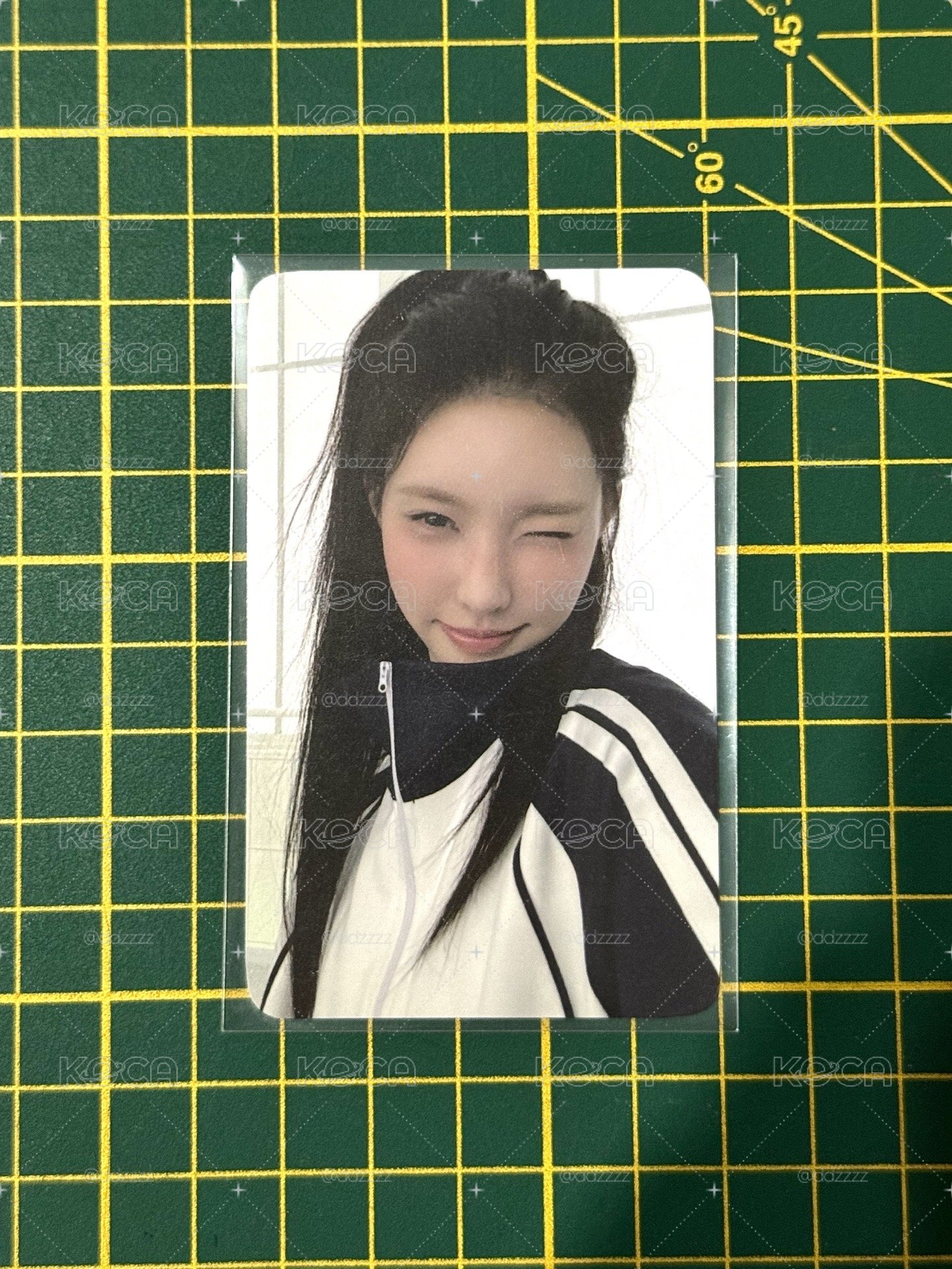 illit yunah玧我 super real me 校服特典卡