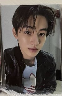 穿著皮外套的嚴嚴