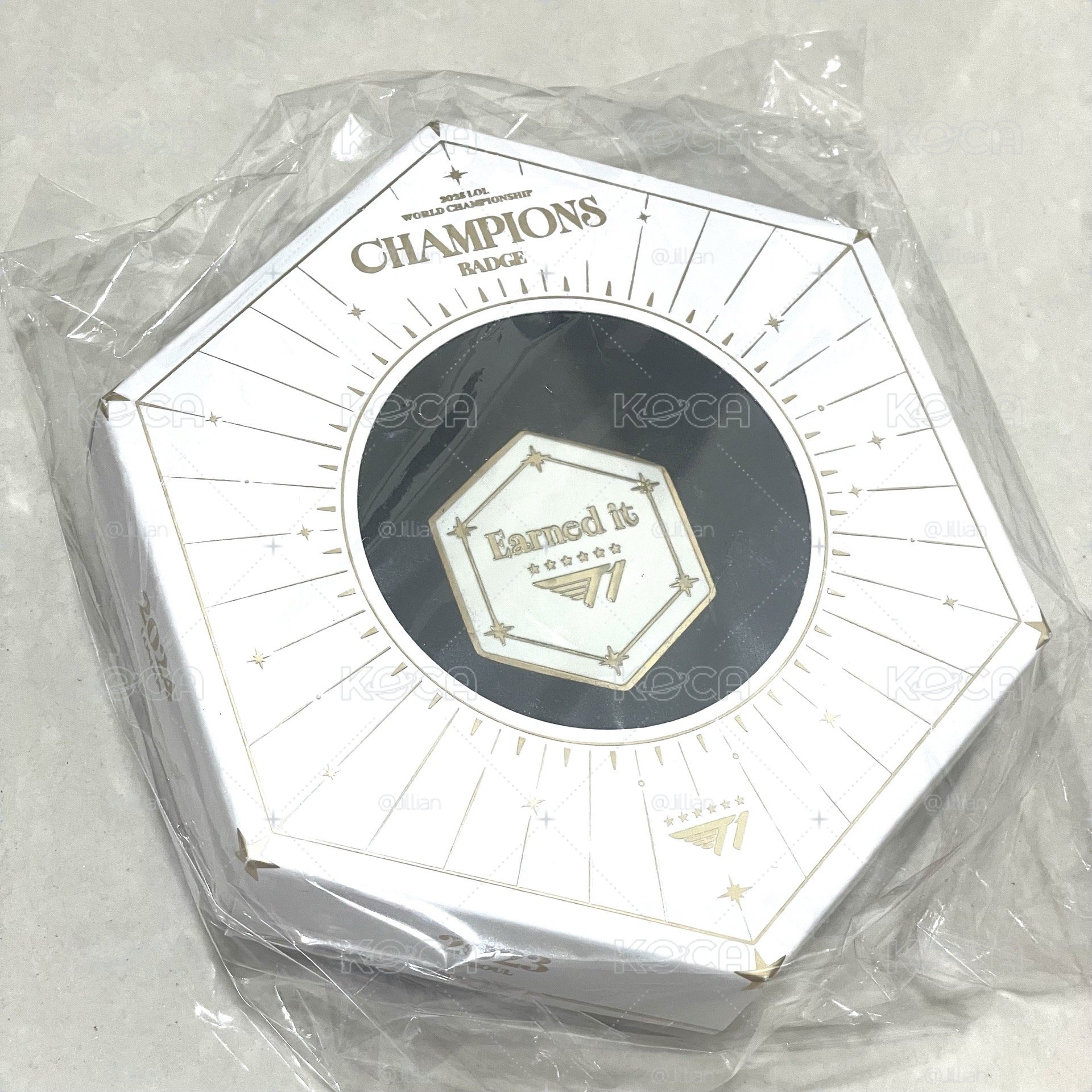 T1 六冠外套 M 號 Faker背標，贈奪冠報紙+六星徽章+Faker紅底白字蝴蝶結