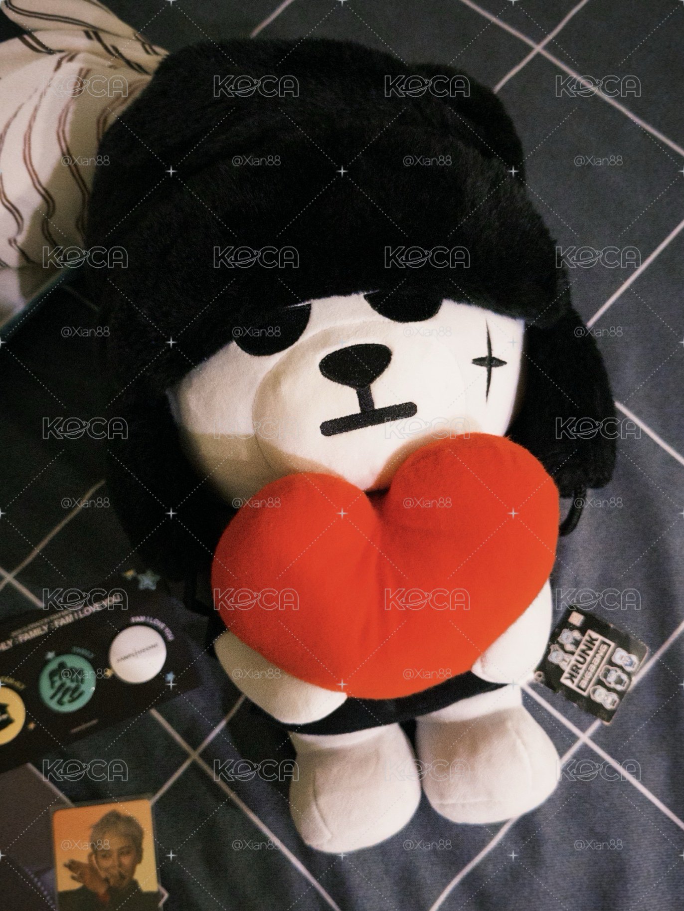 Krunk 雷鋒帽抱心