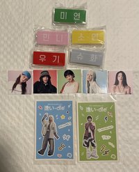 全員名牌+貼紙（如圖）
