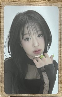 黑衣托臉賢