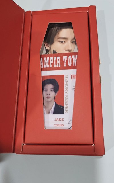 Enhypen world 吸血鬼禮盒_倫（Jake)