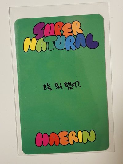 《Supernatural》中 Weverse Albums 版（WVS B版）的官方專卡