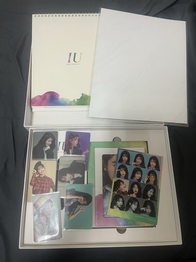IU 李知恩 2018年曆 整組