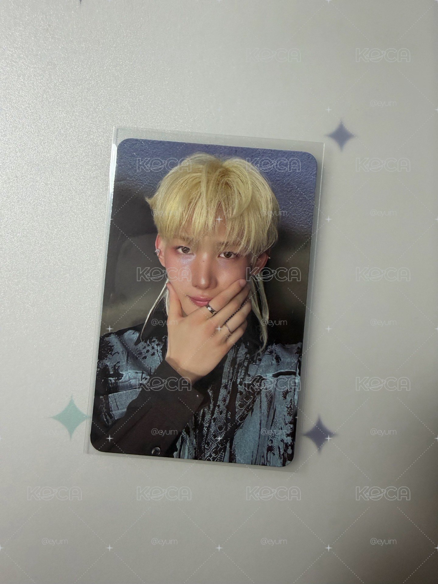 Jo摸臉