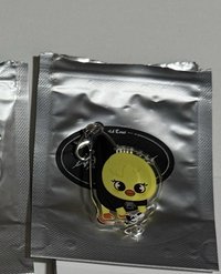 菲黑衣吊飾