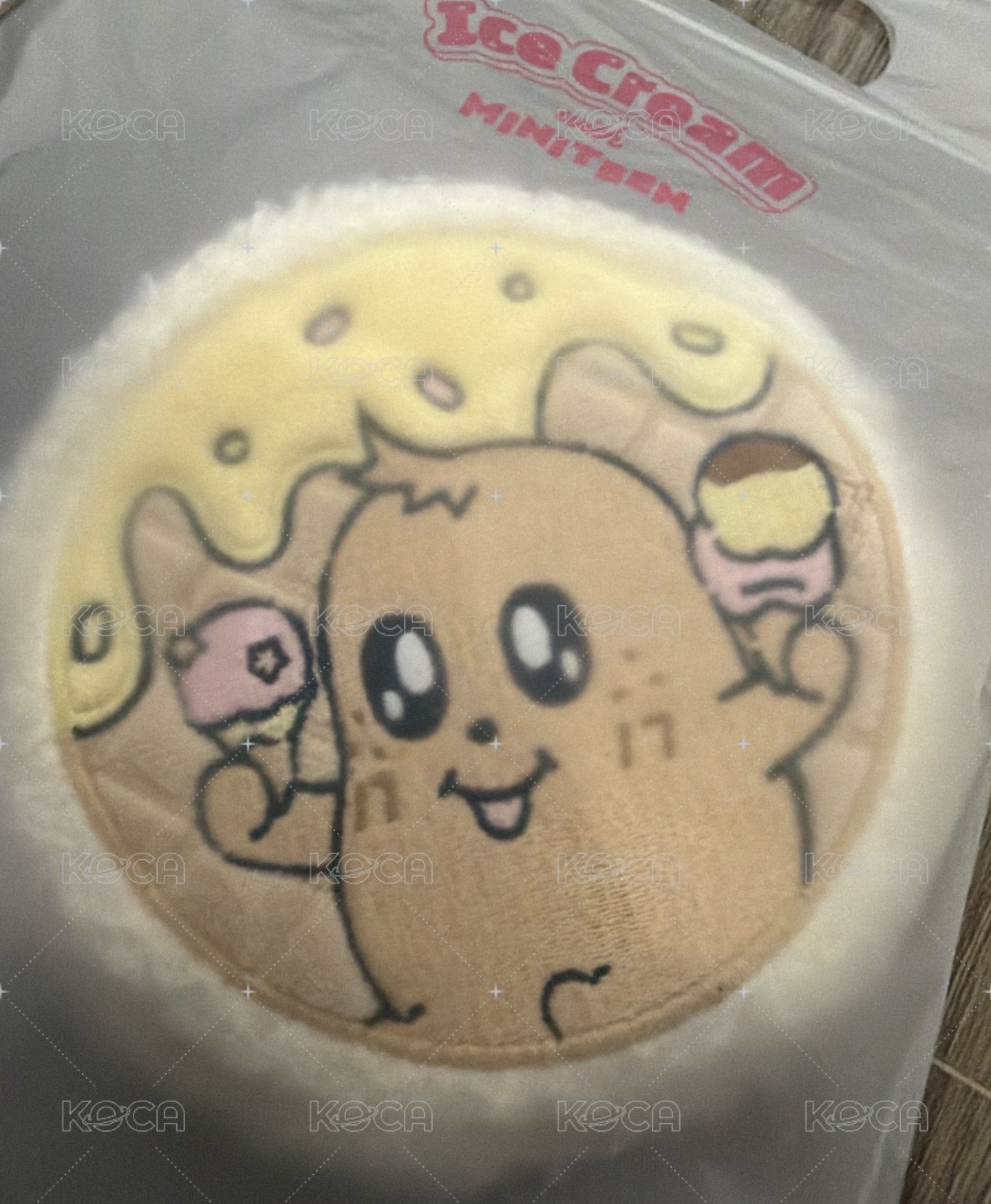 拿兩隻冰淇淋的Kimja