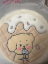 拿著像克拉棒的冰淇淋的Doa