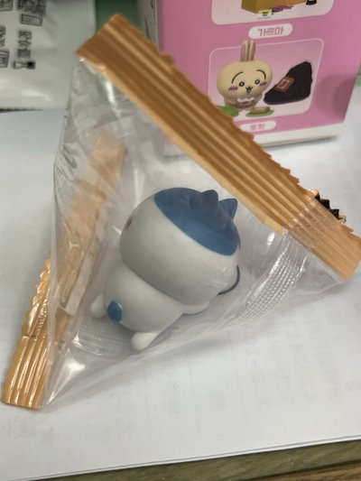 小八 趴著的小公仔