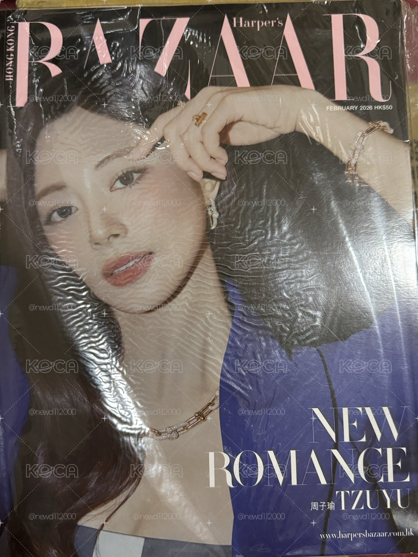 子瑜Bazaar雜誌（藍版）《非現》+ 紗新國立卡夾 +手燈帶（子瑜款）