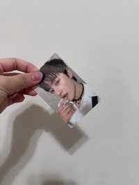 迷四手放嘴巴