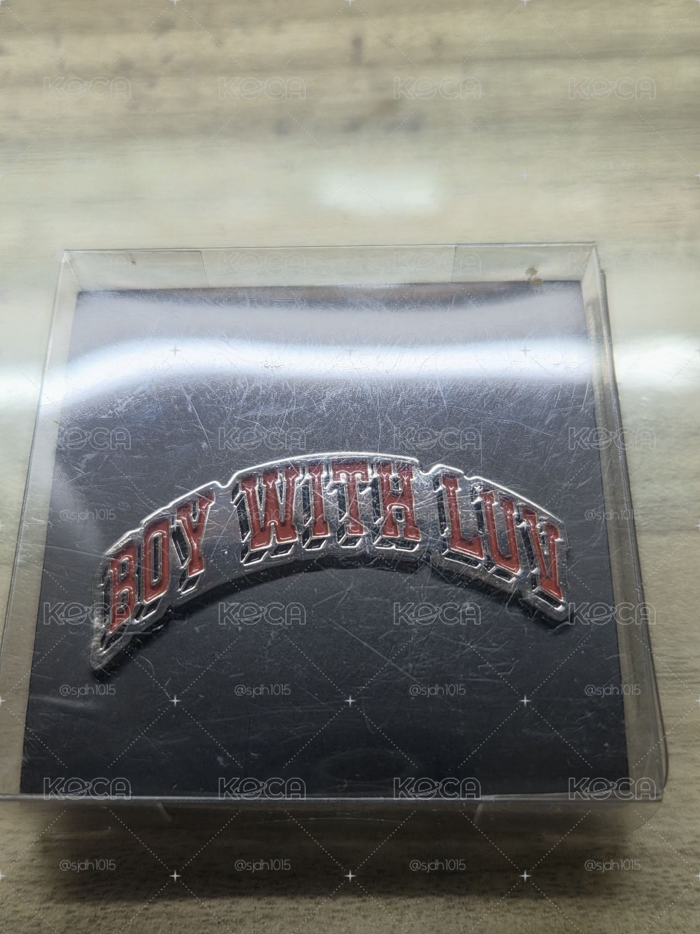 Boy with luv 徽章