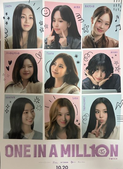 TWICE十週年海報（背面有髒污