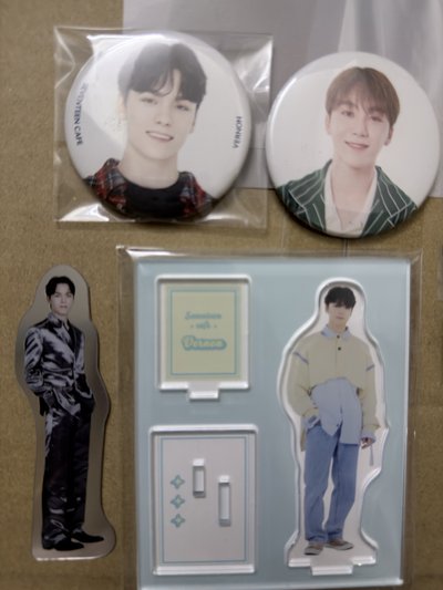 （現貨整圖出 可當日寄出）seventeen Vernon 勝寛 金屬貼紙很適合放手機背面🩷 日本 cafe 立牌徽章