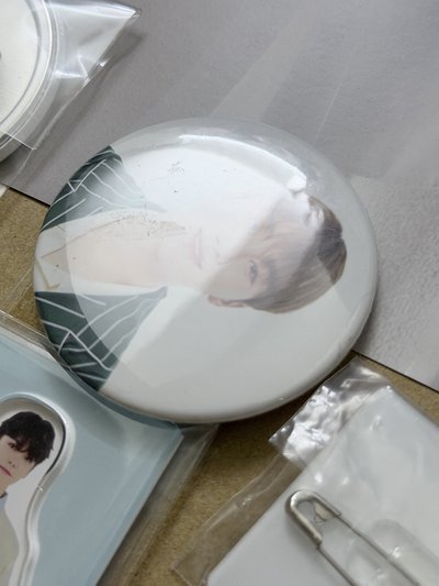 （現貨整圖出 可當日寄出）seventeen Vernon 勝寛 金屬貼紙很適合放手機背面🩷 日本 cafe 立牌徽章