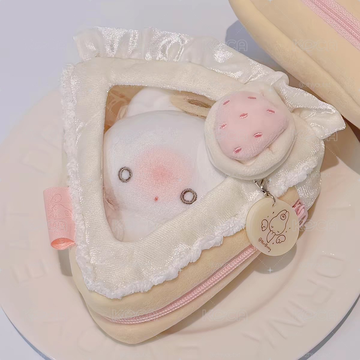 ⑅ 不是小兔NotBunny > 預購／白草莓蛋糕娃包 10cm娃包