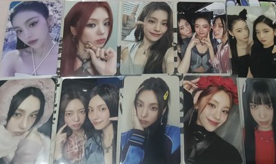 YEJI和RUJIN與其他成員合照小卡