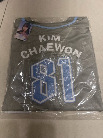 Chaewon球衣 M/L號 含小卡（線下帶回全新現貨）