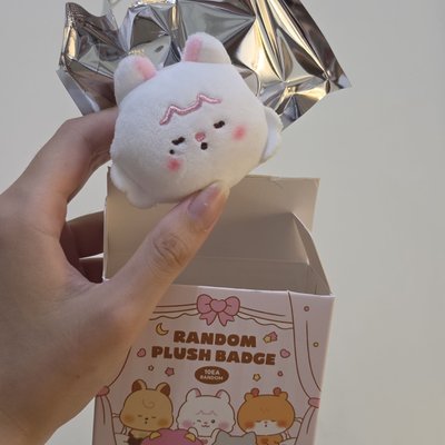 毛絨徽章 閉眼妮 僅拆封