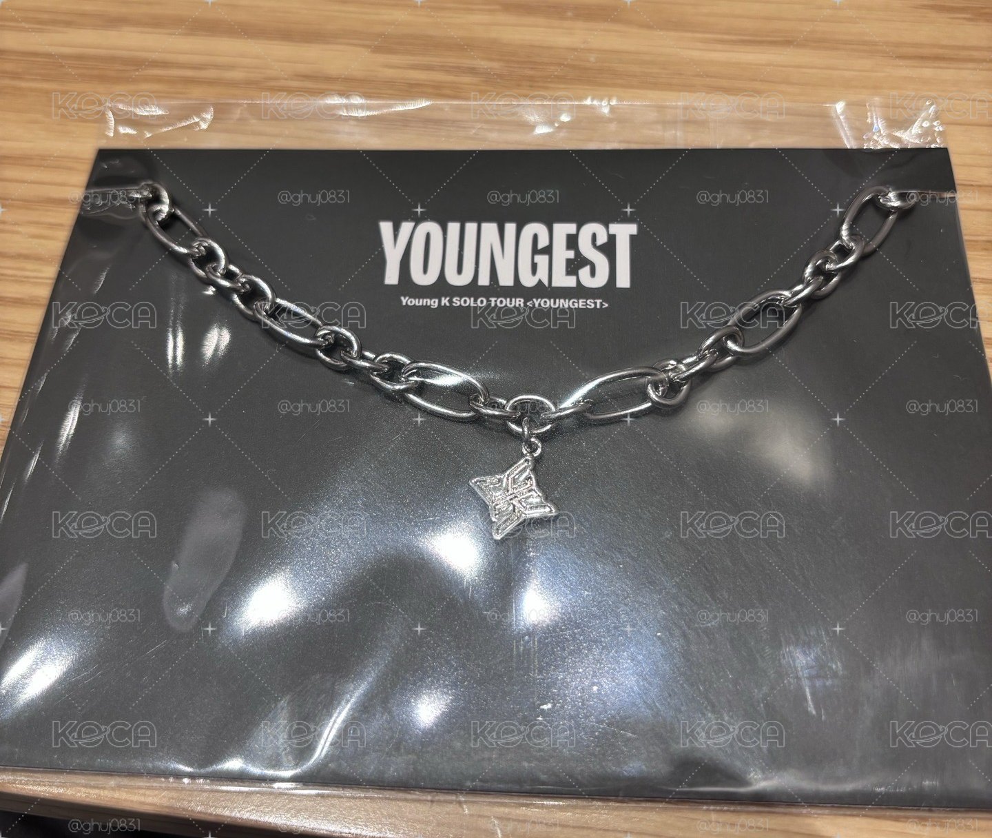 Young K solo con 手鍊 / 手環 