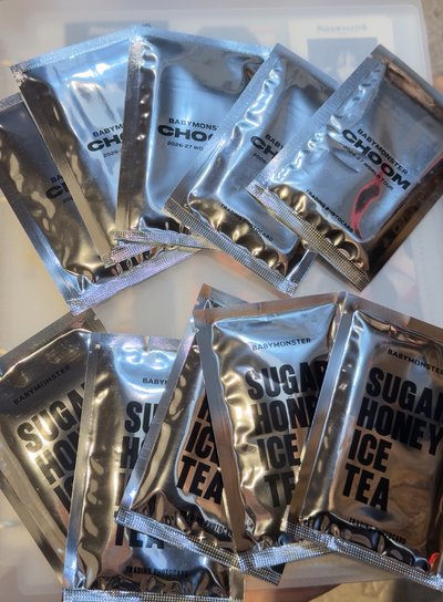 CHOOM 和 Sugar honey ice tea 隨機卡包