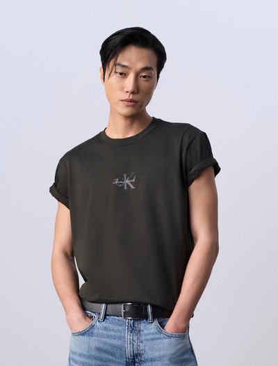 CKJK Jung Kook for Calvin Klein Monologo T恤