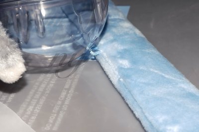 手燈環(其中一個吊繩斷裂)有原袋