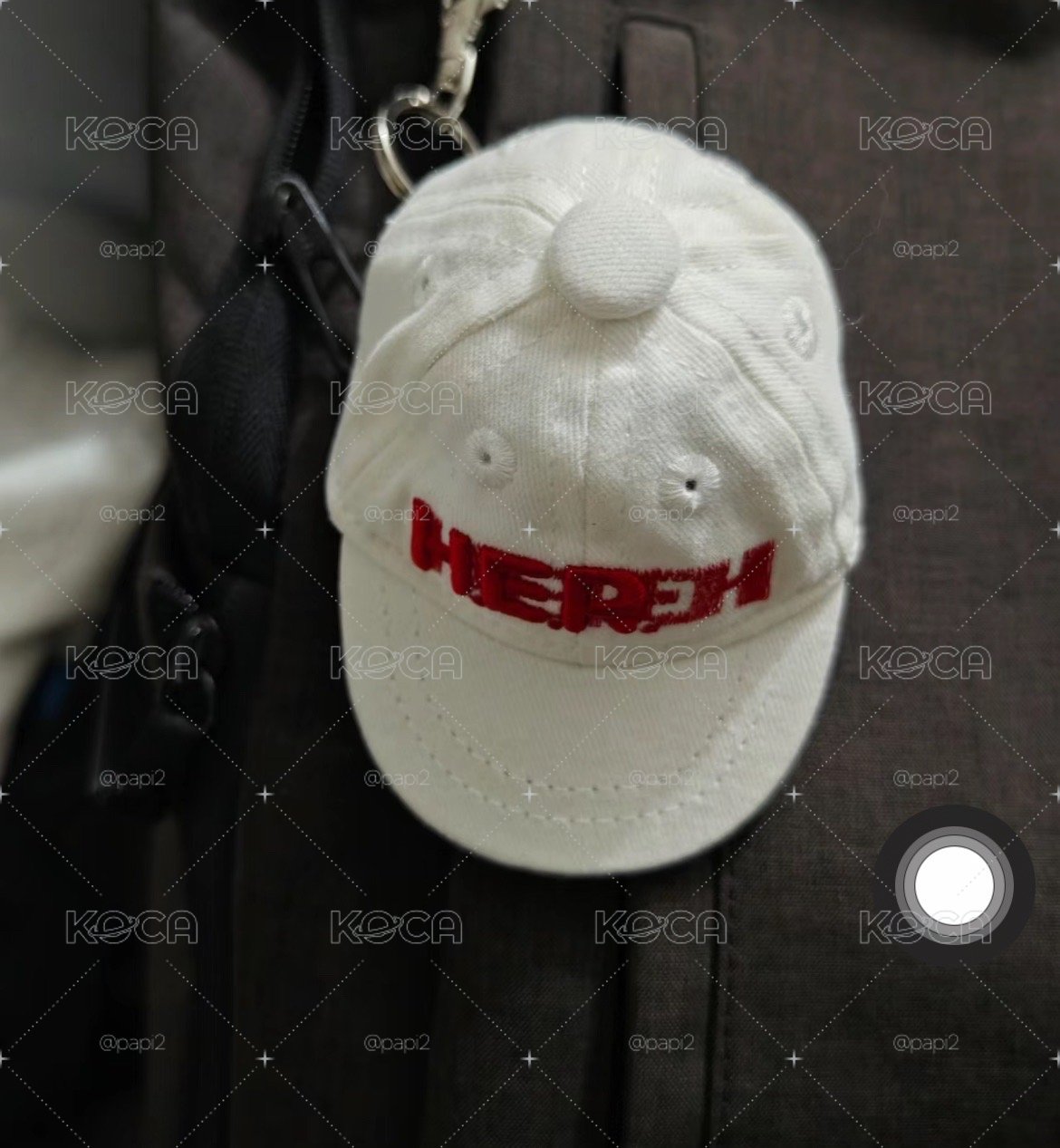 大學T+棒球帽吊飾