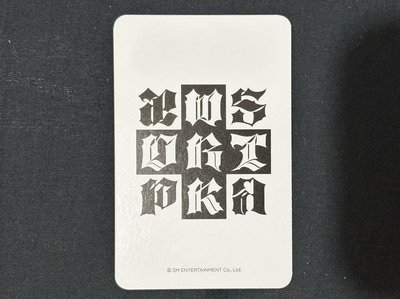 視線梨不開紅髮的你