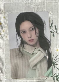 玧