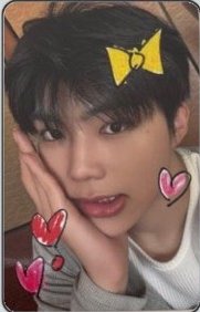 日專回帰LOVE 通常盤 專輯卡 3.Cheek on Hand ver. (with PURIKURA Doodle)