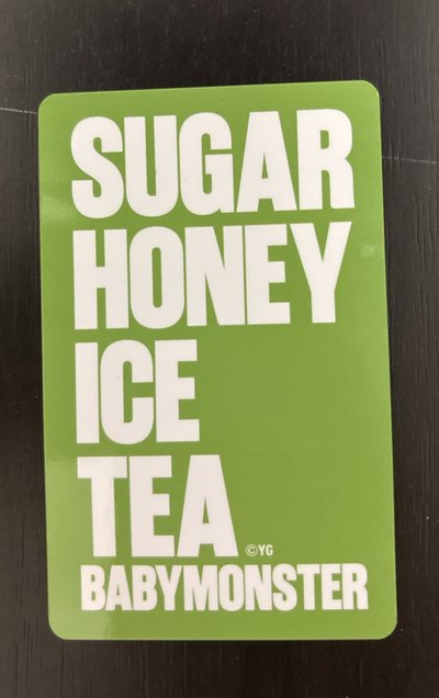 〈SUGAR HONEY ICE TEA〉的官方週邊隨機小卡。(Chiquita)