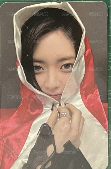 Yuna（中）