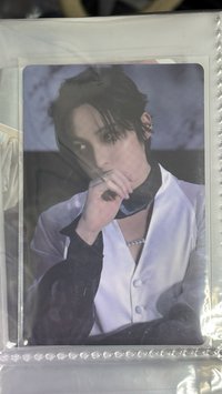 潤摸嘴巴