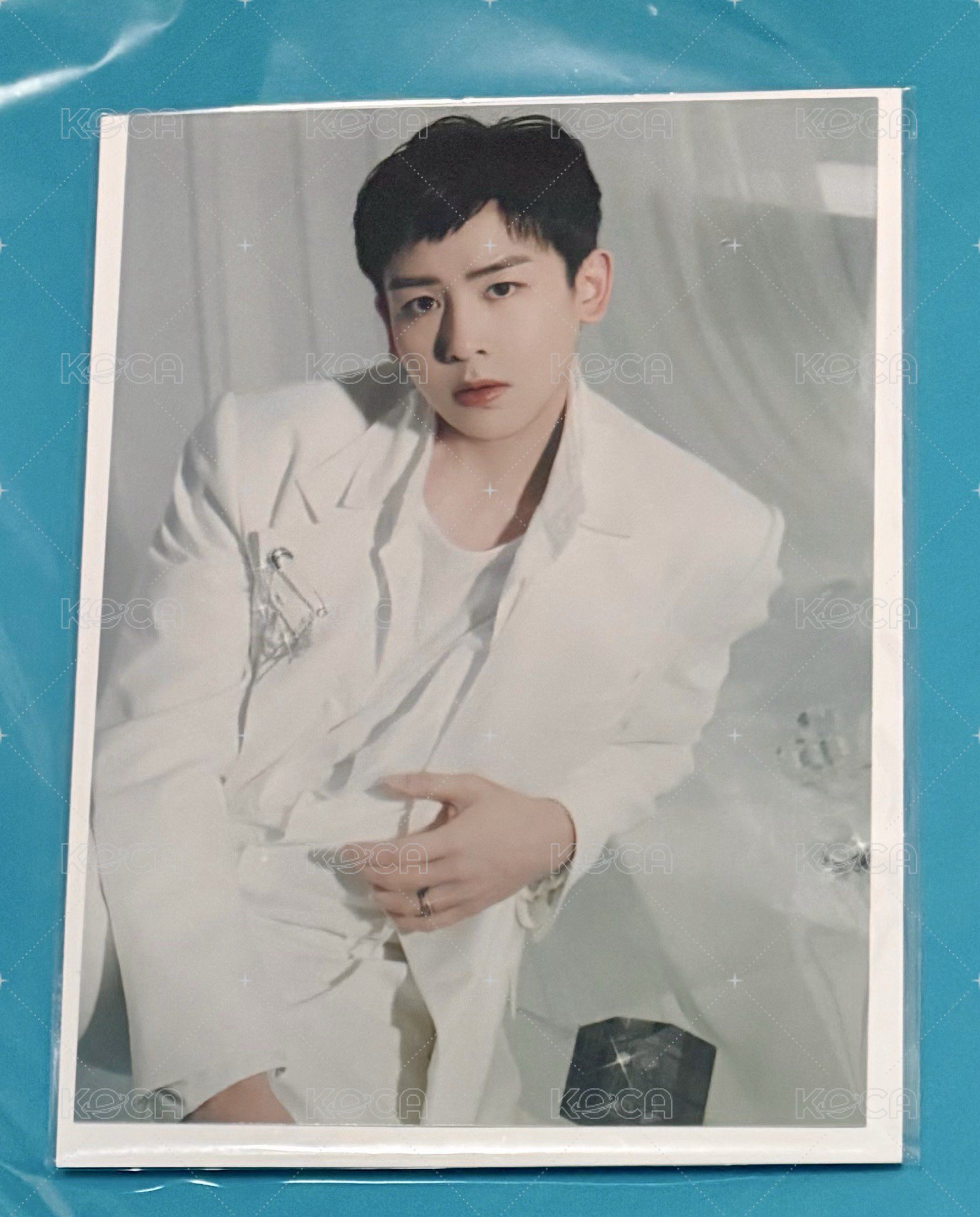 NICHKHUN坐著