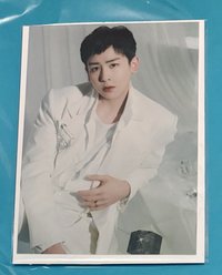 NICHKHUN坐著