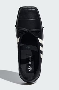 adidas 休閒鞋 