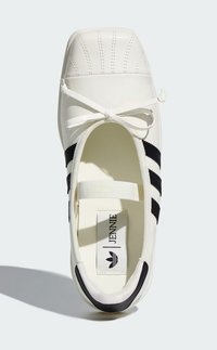 adidas 休閒鞋 