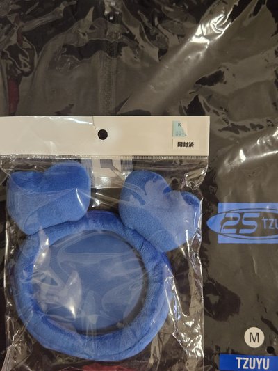 子瑜 噴漆衣+風衣外套+娃包+立牌卡套附卡