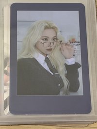 🔴戴眼鏡金髮卡