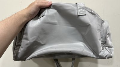 灰色愛迪達痛包