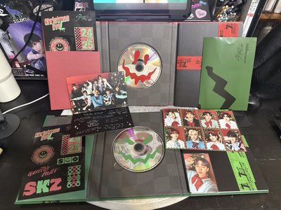 聖誕專 普版+限量版 +限量版海報+限量版預售禮8人郵票組+手寫卡片+貼紙2張+彬卡🐷🐰