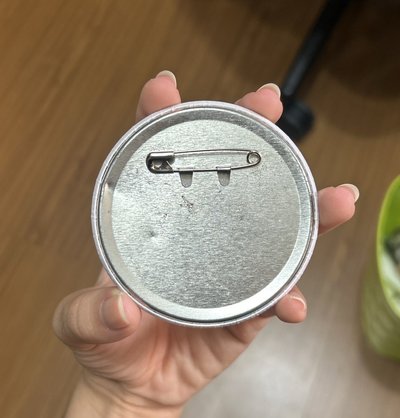 竣 日巡徽章