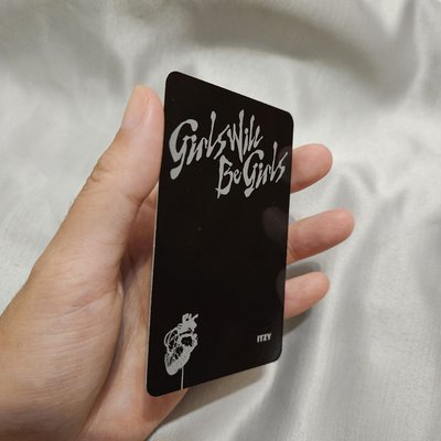 GWBG 迷十 專輯卡 電子專 A ver.，有娜 坐著 坐姿，正面無瑕疵，背面微瑕