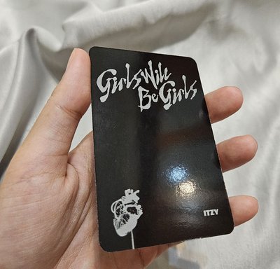 GWBG 迷十 專輯卡 電子專 A ver.，有娜 坐著 坐姿，正面無瑕疵，背面微瑕